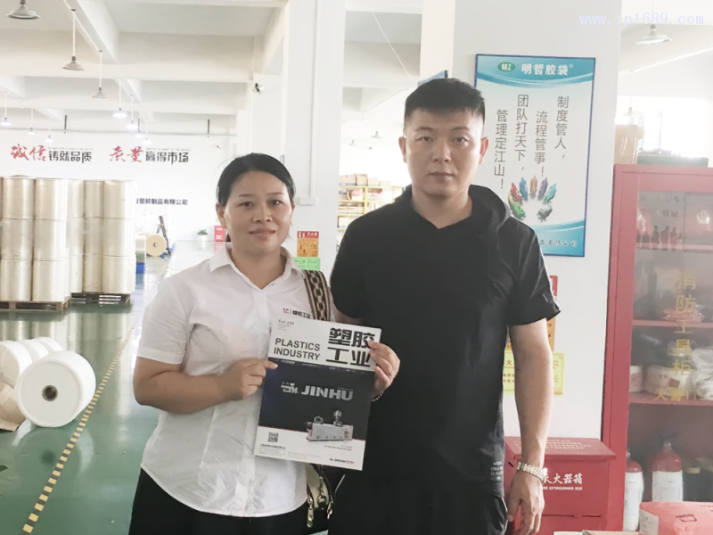 深圳明哲塑膠制品有限公司銷售經理邵春(右)