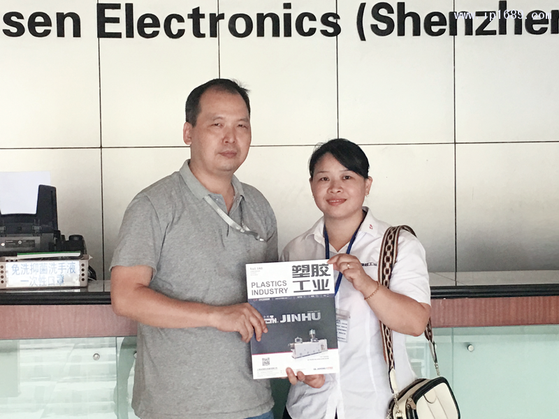 德升電子(深圳)有限公司生產經理張國輝(左)