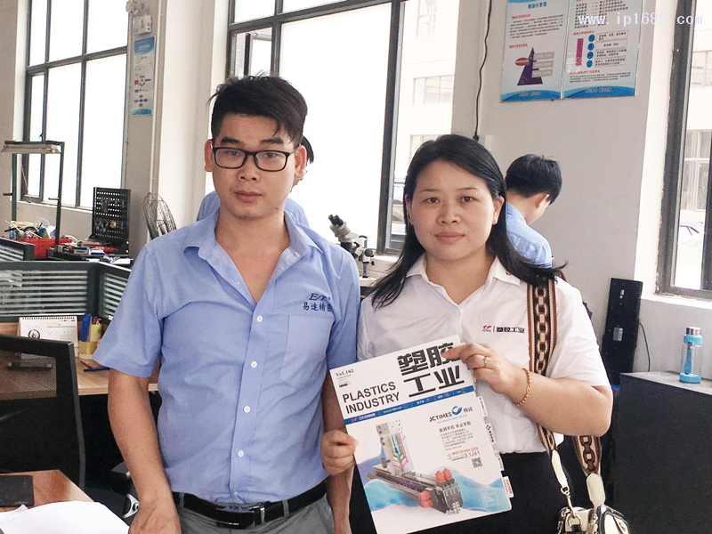 佛山市易達精密科技有限公司品質經理黃標(左)