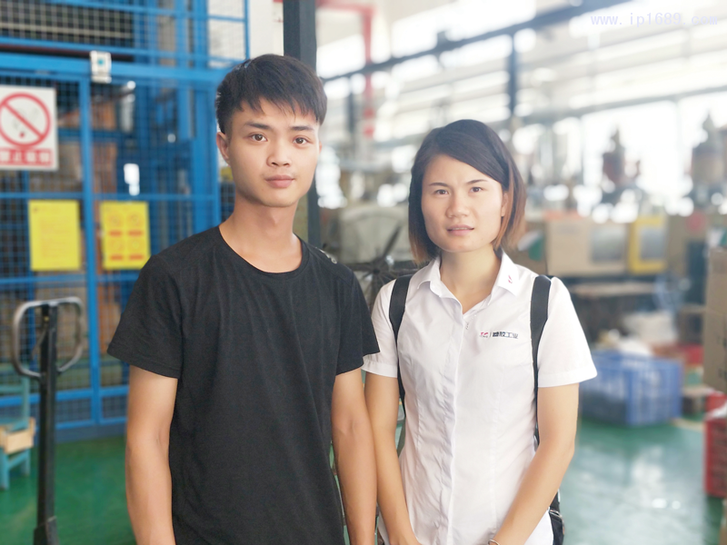 騰億塑料五金廠主管陳少東(左)