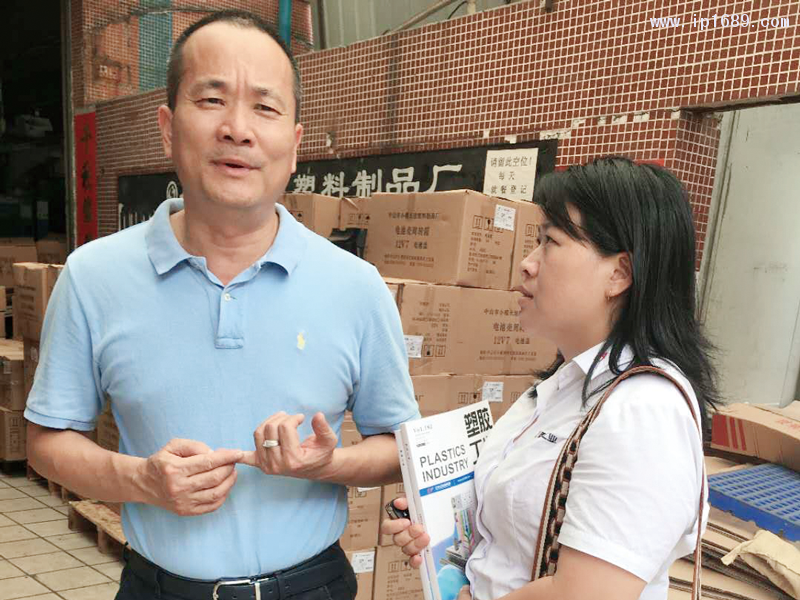 長建塑料制品廠總經理羅家健(左)