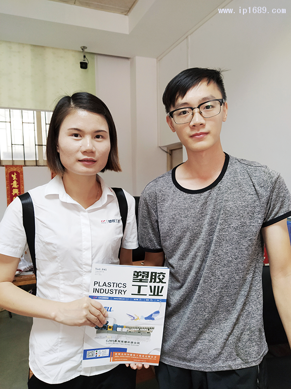 源藝紙塑包裝廠總經理吳永標（右）