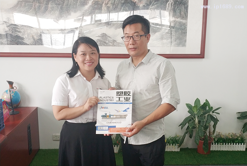 廣州市白云區(qū)容德塑膠制品廠總經(jīng)理周鴻奎(右)