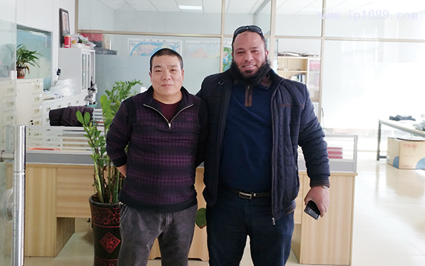 東莞市九先塑膠有限公司業務經理張偉(左)