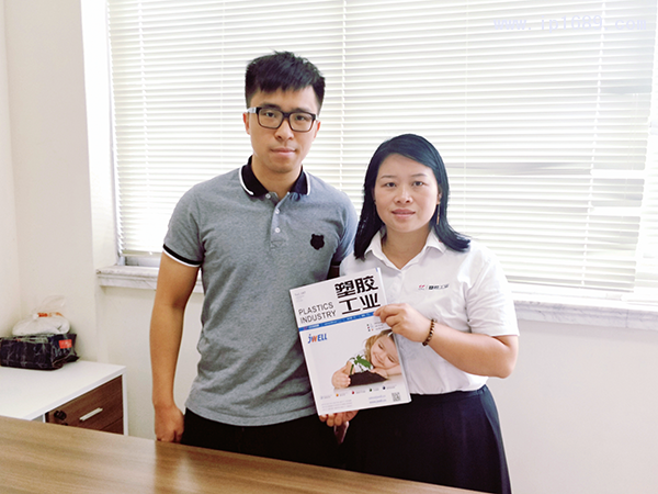 佛山市竣富塑膠制品有限公司總經理麥銳明(左)