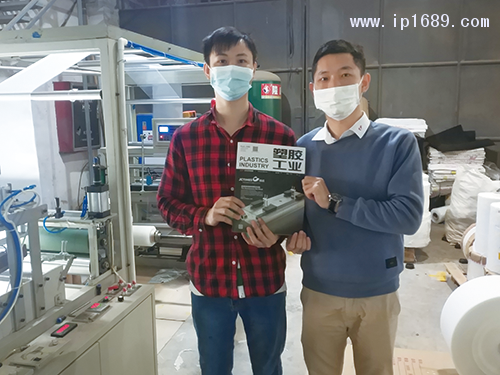 鵬晟塑料制品有限公司王經理(左)