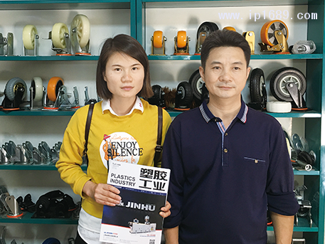 虹健五金塑料廠總經理黃澤波(右)