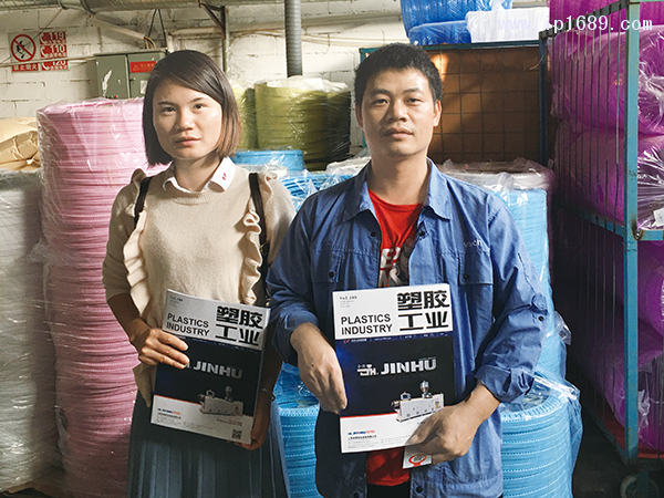 新暉塑料制品廠黃程主管(右)