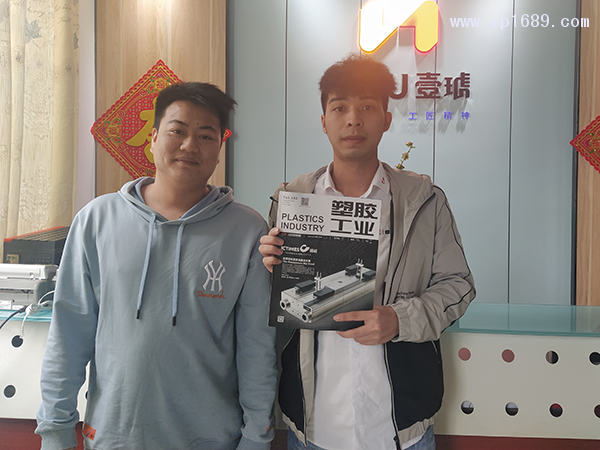 廣州市壹琥塑料制品有限公司銷售經理戴石生(左)