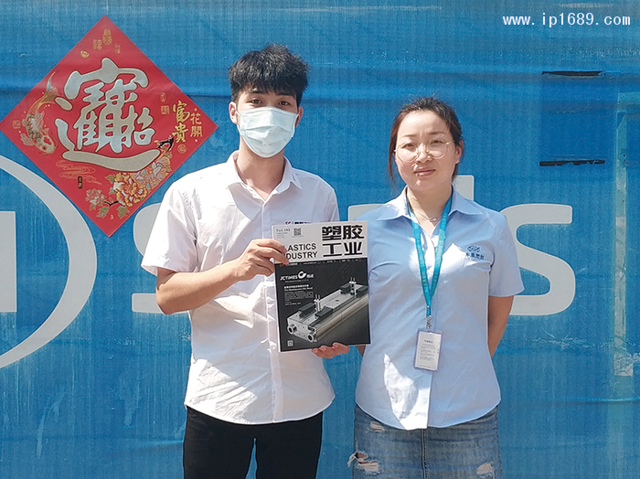 東晟密封科技有限公司設(shè)計研發(fā)部主管翟蘭蘭(右)1