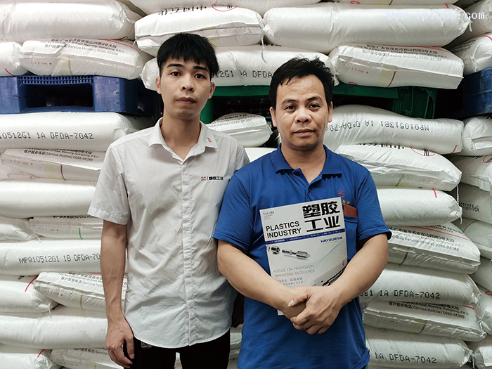 廣東超塑塑料科技有限公司廠長譚模光(右)