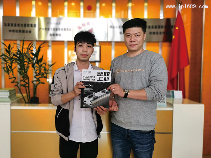 煒燁成塑業(yè)有限公司副總經(jīng)理吳俊杰(右)