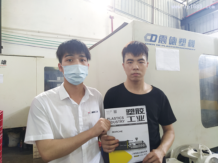 泓堯塑料模具有限公司技術(shù)員李先生(右)