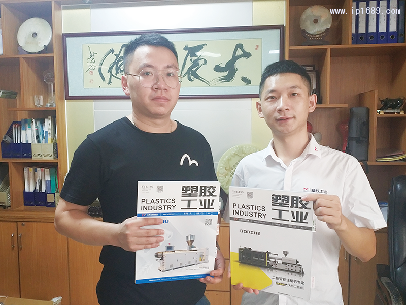 澤安塑料制品有限公司總經(jīng)理冼東佑(左)