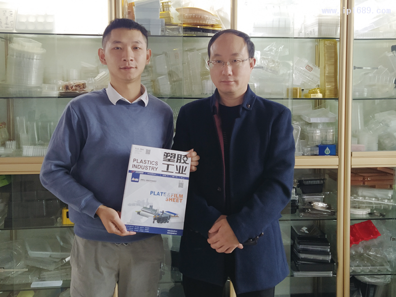 安徽銳潔塑業(yè)有限公司總經(jīng)理朱雙七(右)