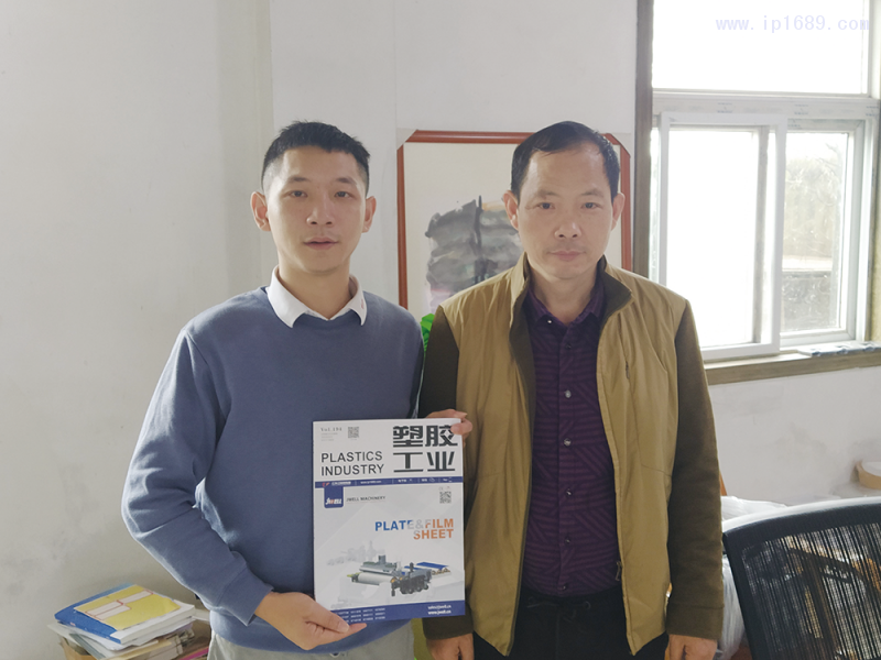 桐城市老梅小美手套廠總經理李芳武(右)