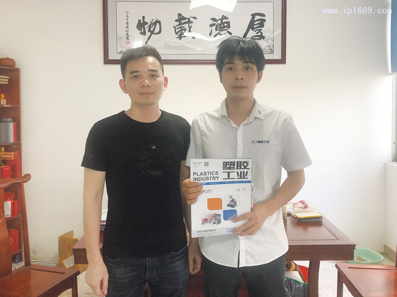 深圳市龍崗區嘉信美塑膠制品廠銷售經理黃偉(左)