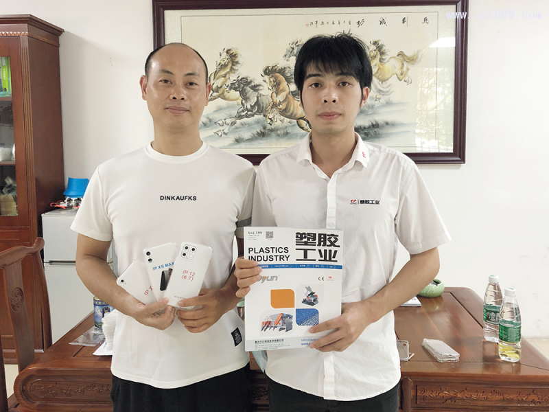 塑潤塑料制品廠總經理謝茂勝(左)