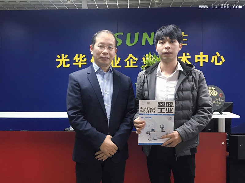 深圳光華偉業股份有限公司董事長楊義滸(左)