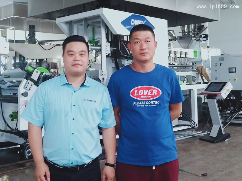 河北連大包裝制品有限公司銷(xiāo)售部經(jīng)理陶林(右)-