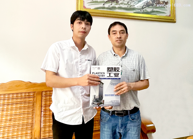 粵發塑料制品有限公司總經理孫良平(右)