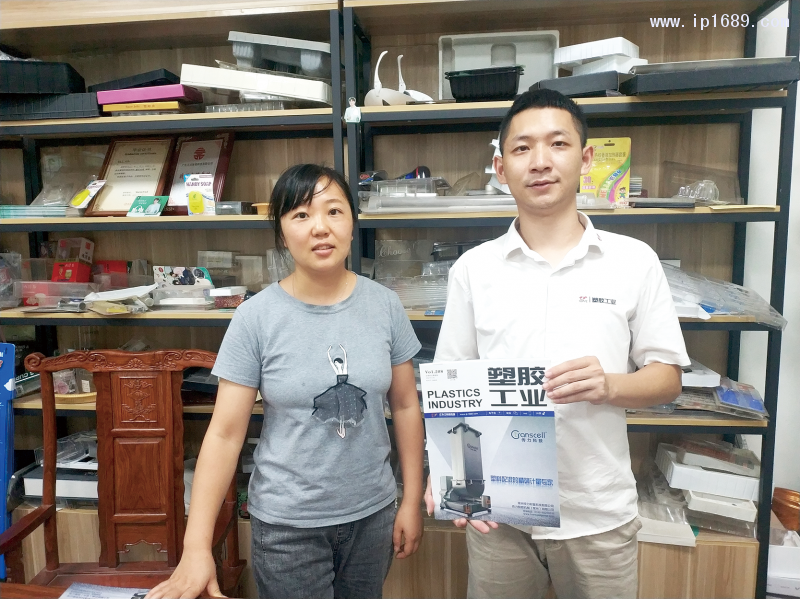 佛山市騰博包裝制品有限公司總經理陸小姐(左)