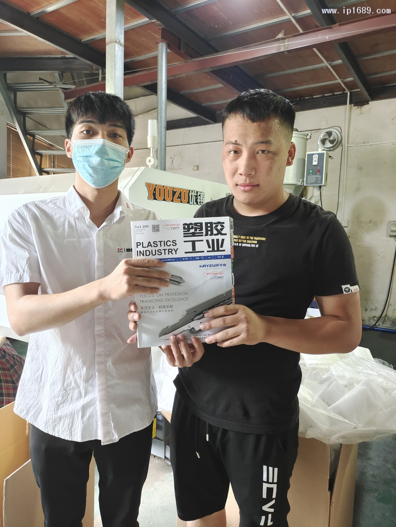 大石羽吉塑料制品廠生產劉師傅(右)