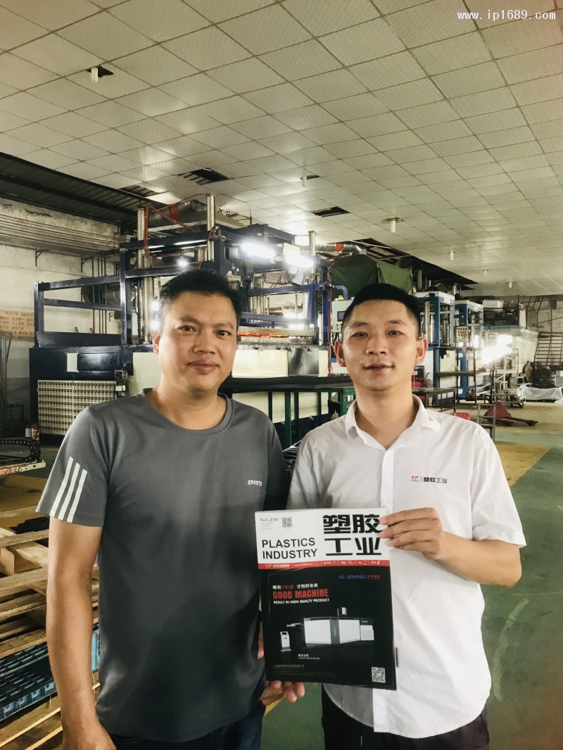 德深經(jīng)理梁業(yè)紀(jì)(左)與塑膠工業(yè)發(fā)行部(右)