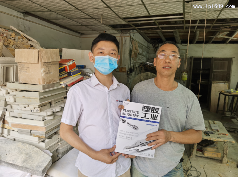 卓越吸塑廠劉經理（右）