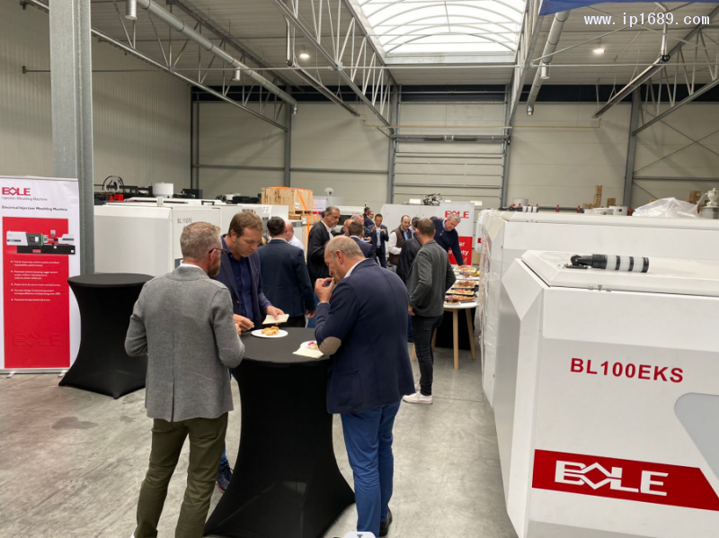 經銷商、客戶、合作伙伴等百余人在現場展開熱烈交流與分享