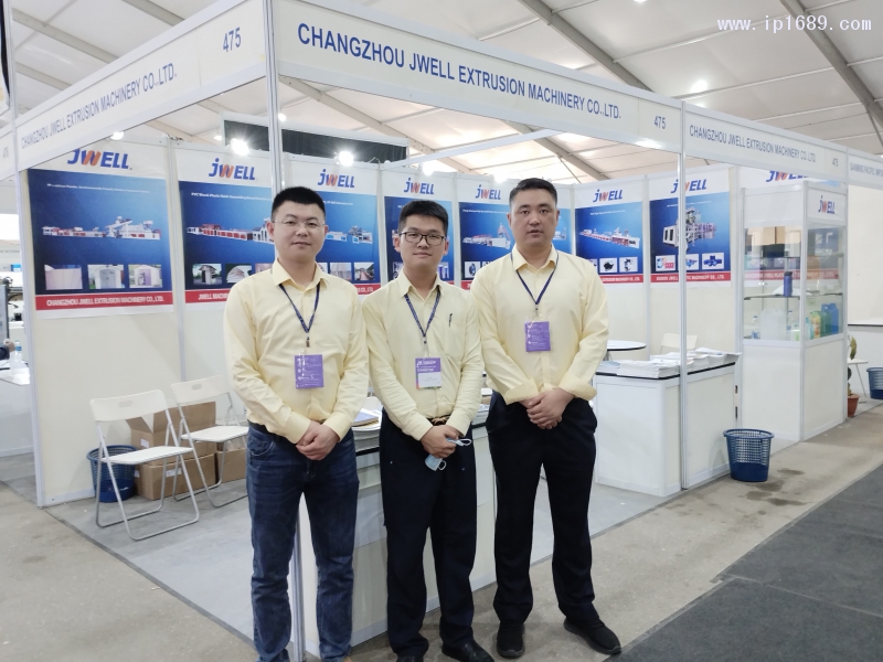 常州金緯擠出機械有限公司   經理劉凡（中）