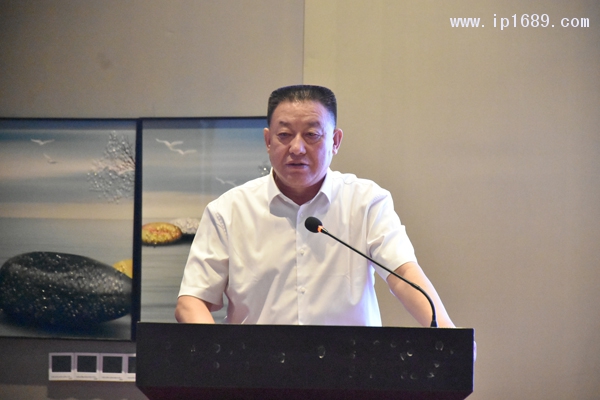 山西省塑料行業協會會長、中德投資集團公司董事長程田青作工作報告