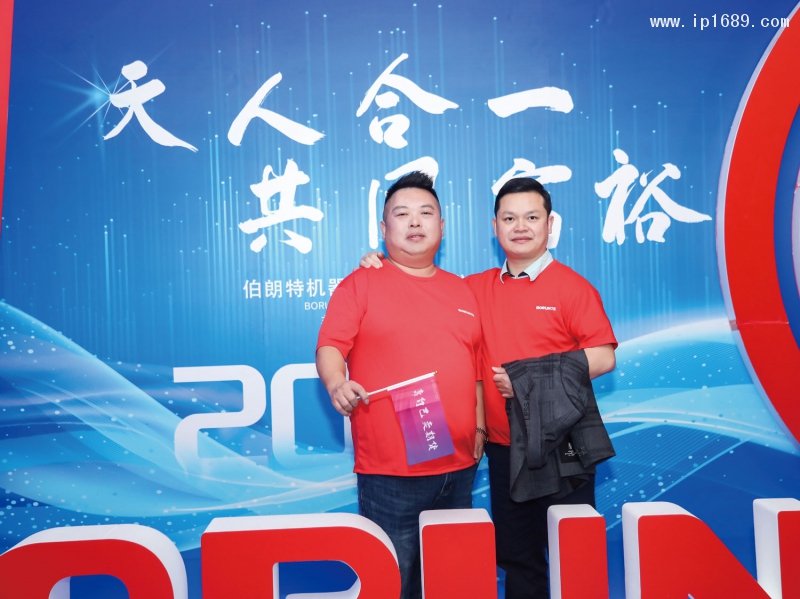 伯朗特營銷副總經理尹貴超(左)與《塑膠工業》總經理徐森合影