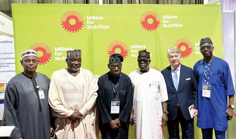 尼日利亞前總統(tǒng)Obasanjo(左三)出席開幕式_看圖王