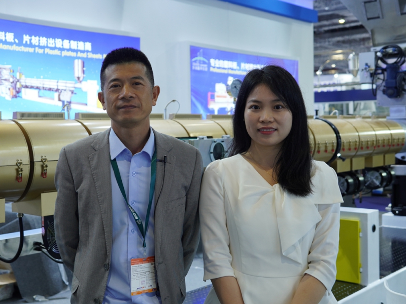19-寧波天佳塑料機(jī)械有限公司-副總經(jīng)理洪靜斌（左）