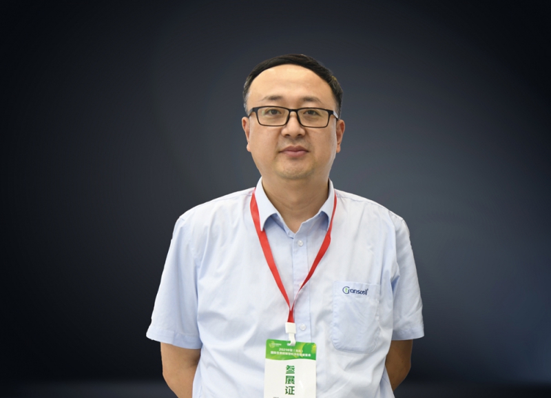 營銷中心副總李龍