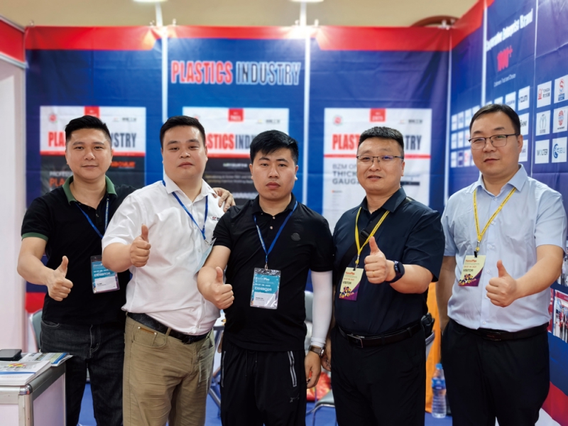 客戶來到《塑膠工業》展位現場洽談