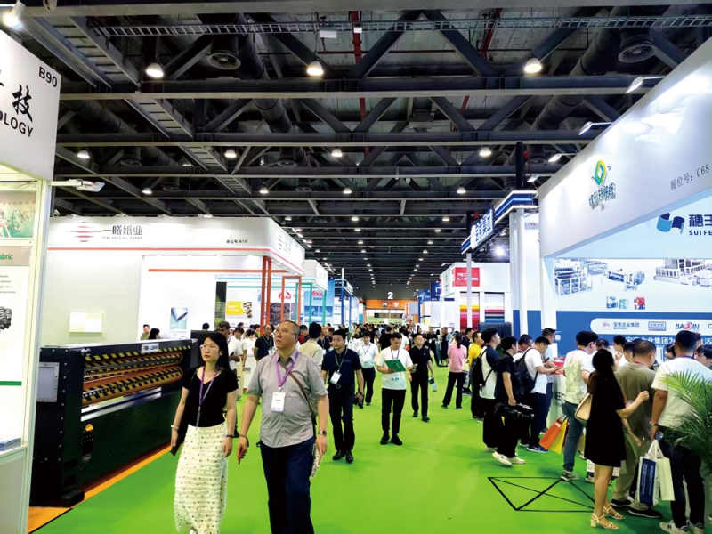 展館內人流如織-