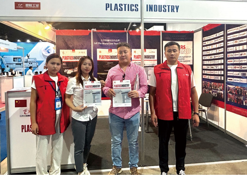 塑膠工業(yè)和客戶在展位前合影