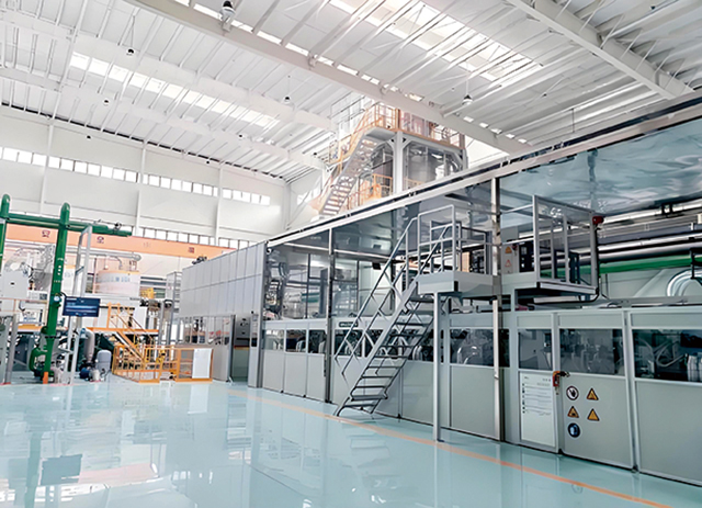 與會領(lǐng)導(dǎo)及嘉賓共同參觀了新投產(chǎn)的智能化生產(chǎn)線車間，