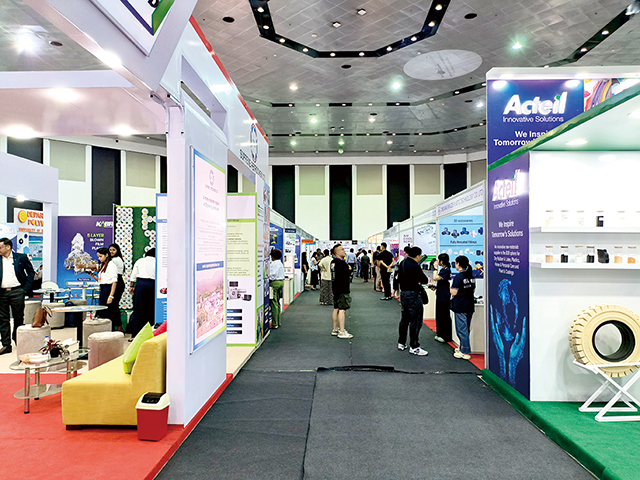 18.展會期間，眾多參展商展示了最新的塑料加工機械、包裝解決方案及環保材料