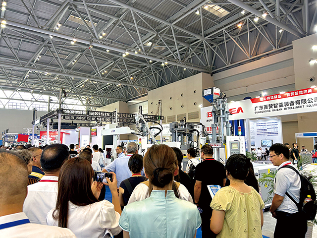 2.重慶展會首日人氣爆棚，現場人頭攢動