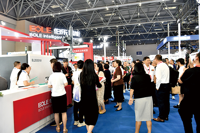 6.展臺前人流如織，行業專家駐足交流