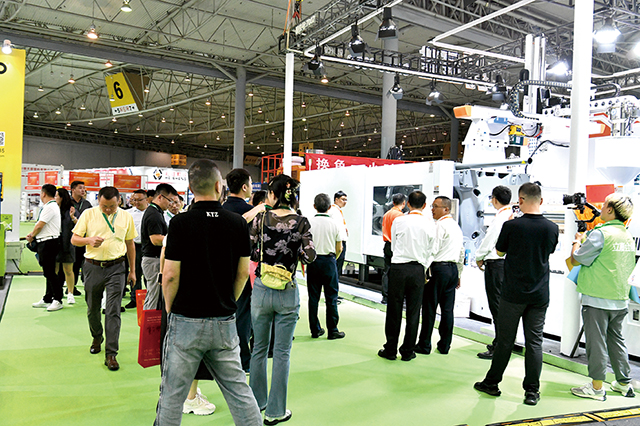 展會現場人流如織、洽談氣氛熱烈