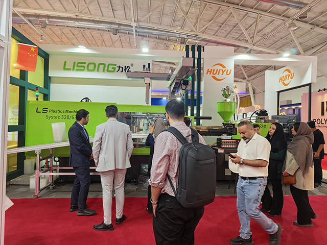 4.力松機械展臺前圍滿專業觀眾,LS 32863注塑系統吸引中東買家駐足咨詢技術參數。