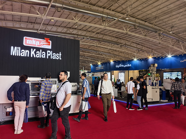 6Milan Kala Plast展位前技術員正現場調試設備,吸引多位專業買家駐足觀摩