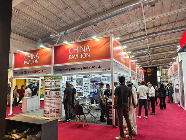 2.中國展團閃耀伊朗塑料展,紅色通道上人流如織